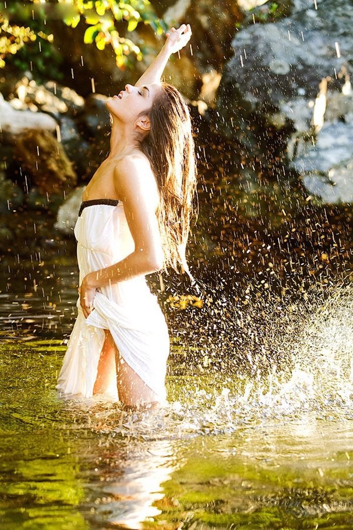 Marie Avgeropoulos in Wuhu