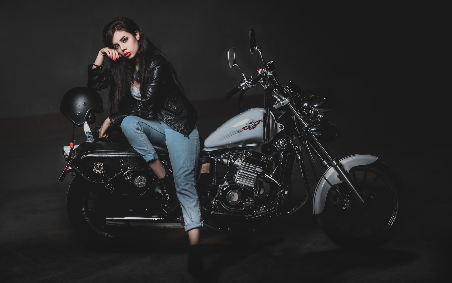 Biker girls: style and drive in Wuhu
