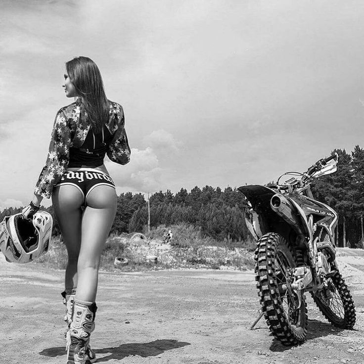 Beautiful girls and motorcycles in Wuhu