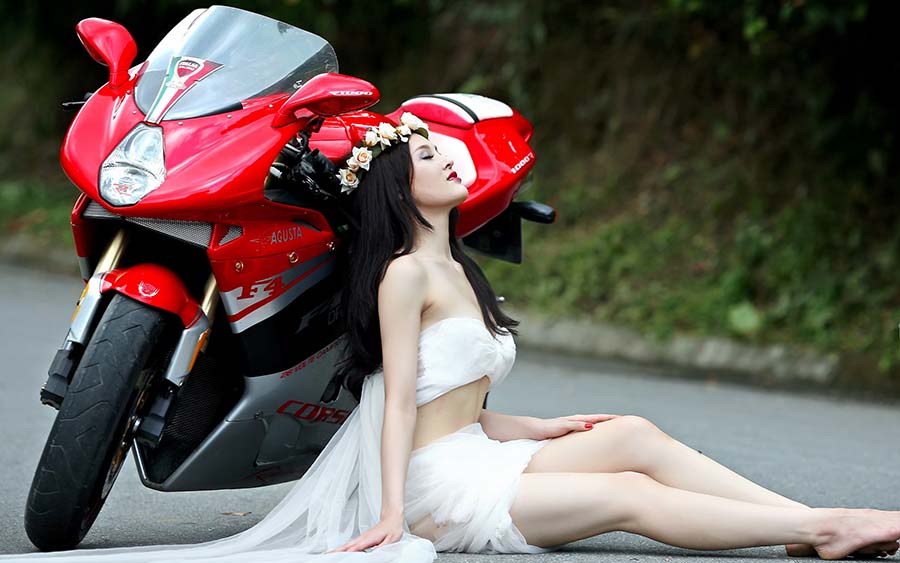 Beautiful girls and motorcycles in Wuhu