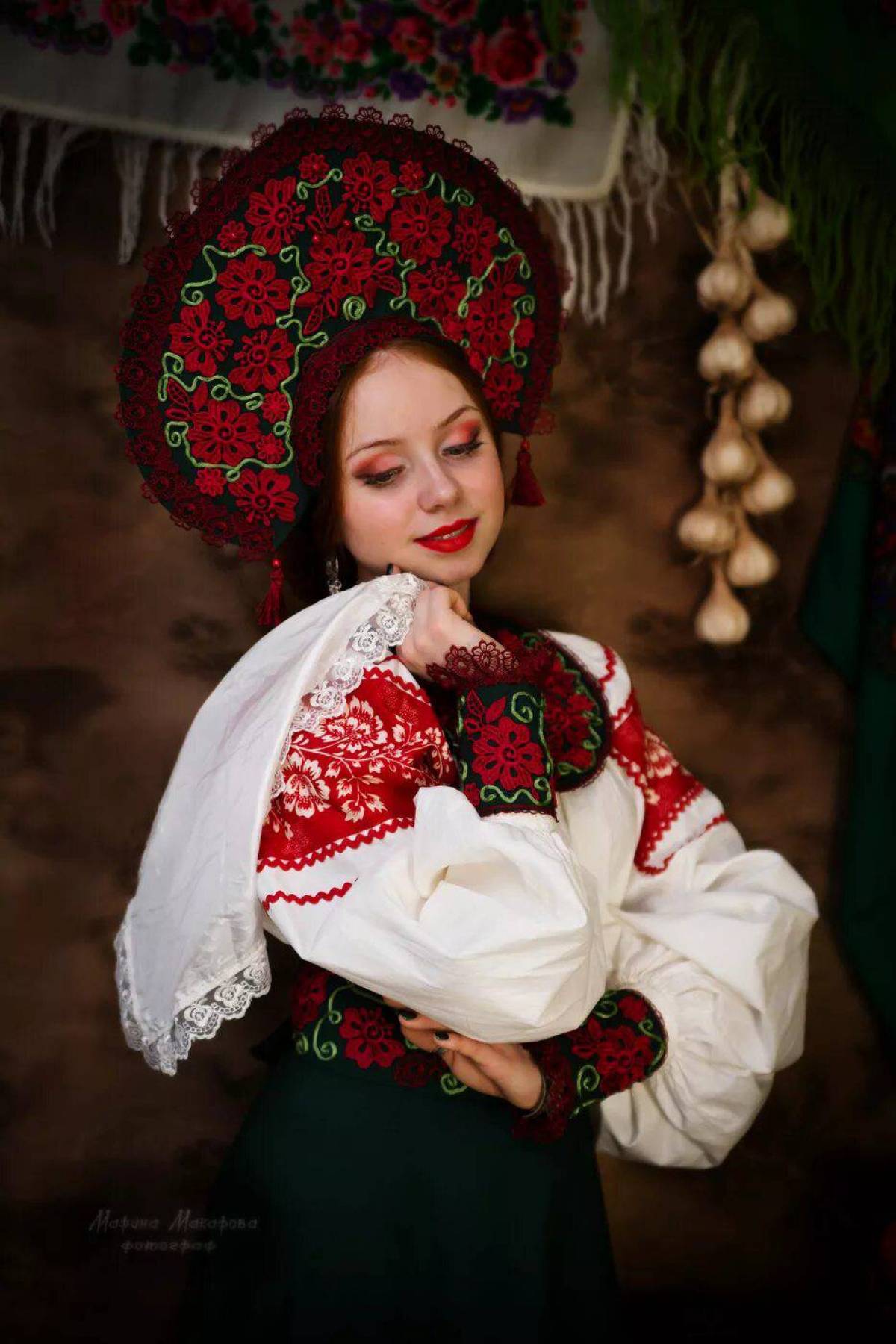 Women in Slavic costumes underwear in Wuhu
