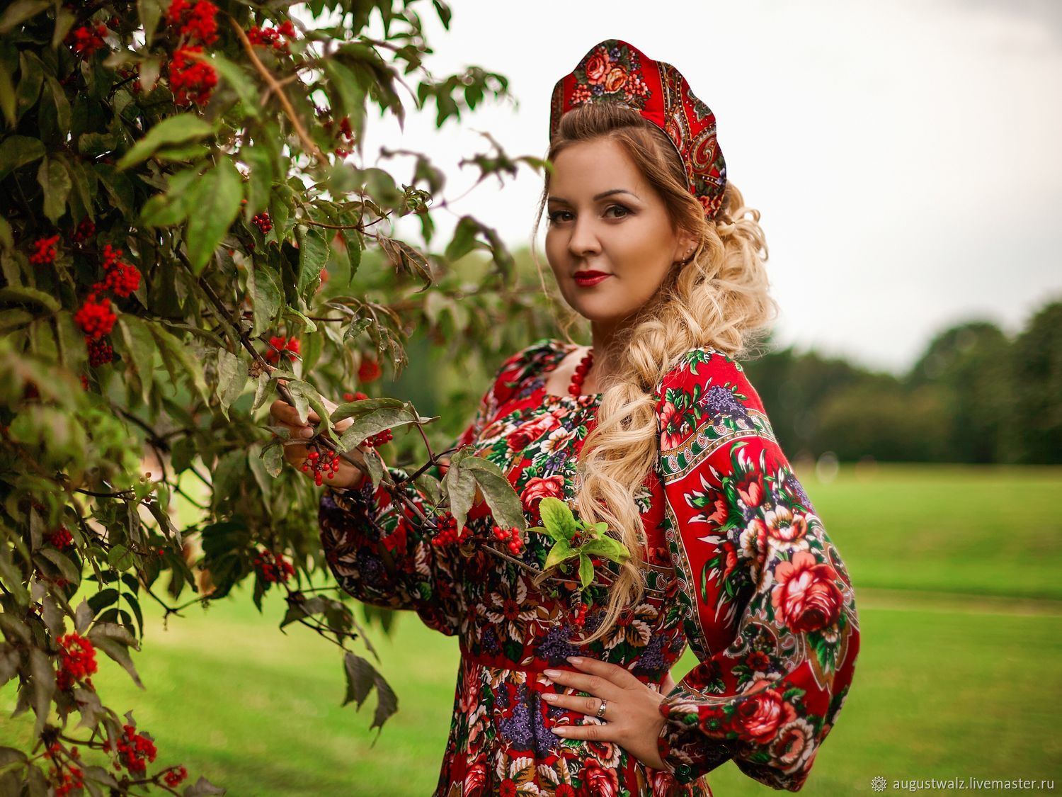 Women in Slavic costumes in Wuhu
