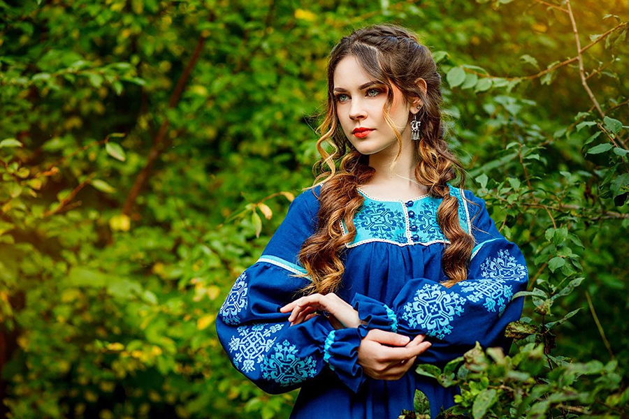 Sexy photo Women in Slavic costumes in Wuhu